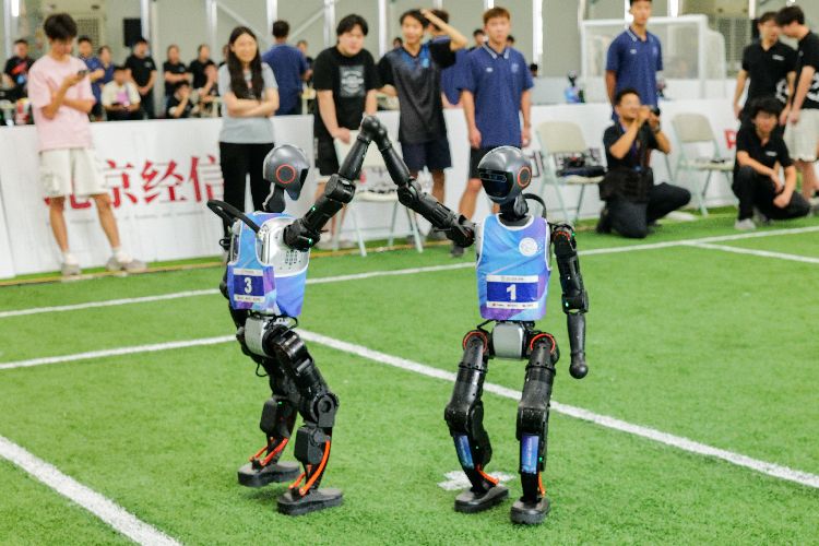 来自全球五, AA, 选手围坐一