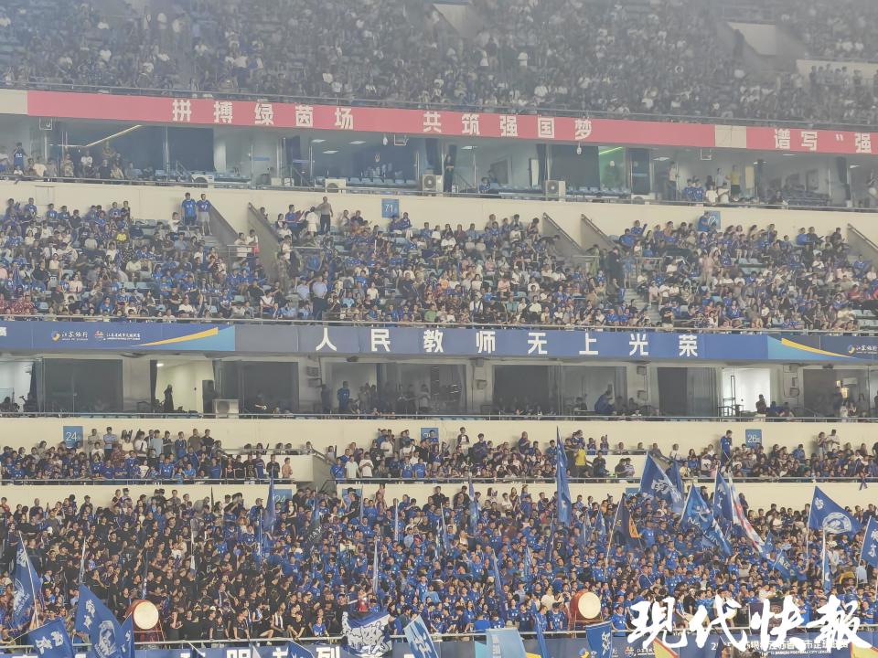 演出师生们, 着跑道直线